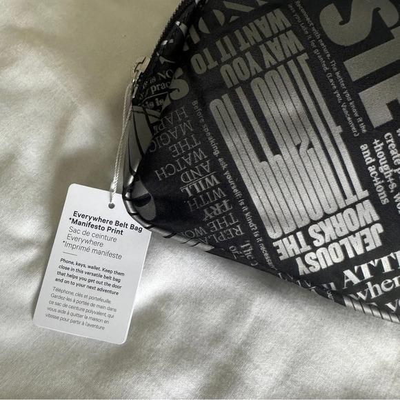 🆕🤍 Lululemon Everywhere Belt Bag Manifesto Print Black Silver - Picture 2 of 6